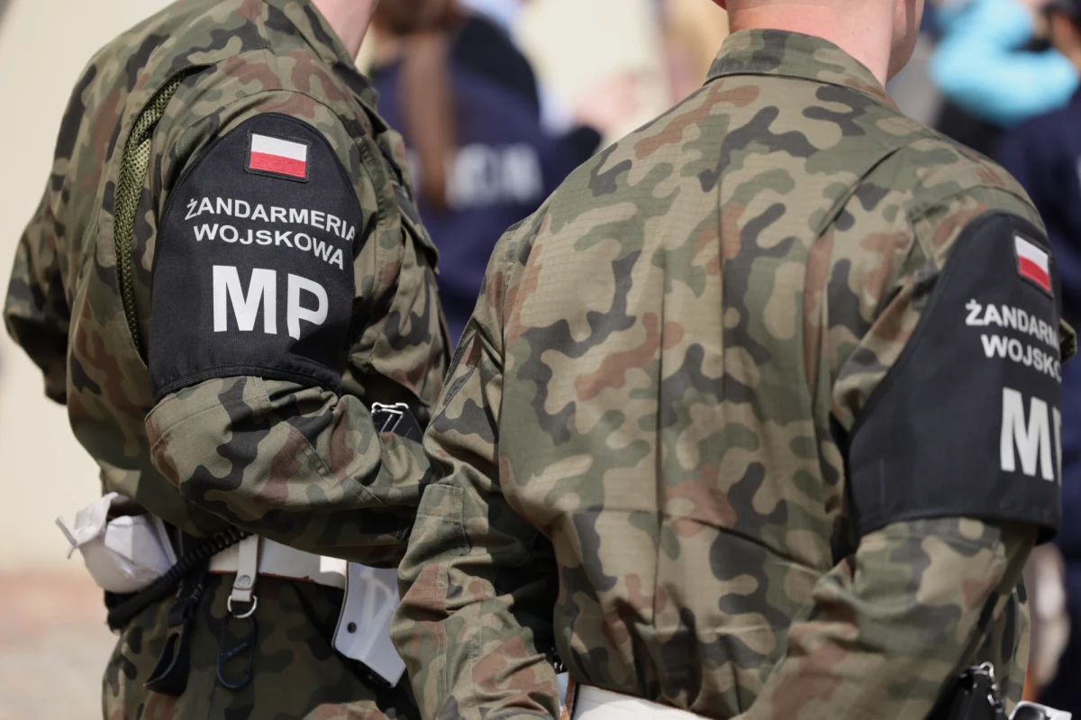 Dwóch amerykańskich żołnierzy zostało poszkodowanych w wyniku zdarzenia drogowego z udziałem pojazdu wojskowego. Doszło do niego rano w okolicy Grójca (Mazowieckie). 