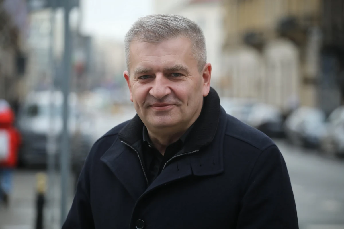 "Kandyduję z bardzo prostego powodu: przerwałem swoją pracę w europarlamencie. (...) 15 października w Polsce to był historyczny dla Polski dzień - i uznałem, że absolutnie nie mogę patrzeć z pewnej odległości brukselskiej na te wybory. I podjąłem decyzję, że stanę do walki po to, żeby pomóc odsunąć PiS od władzy. Co się udało" - mówi w Rozmowie w Południe w Radiu RMF24 Bartosz Arłukowicz pytany o to, dlaczego będzie kandydował do Parlamentu Europejskiego pół roku po tym, jak w wyborach parlamentarnych w Polsce otrzymał mandat posła. Dodaje, że Koalicja Obywatelska wystawia na eurowybory "możliwie najsilniejszą drużynę po to, żeby wygrać i przywrócić Polskę do roli lidera w Europie". 