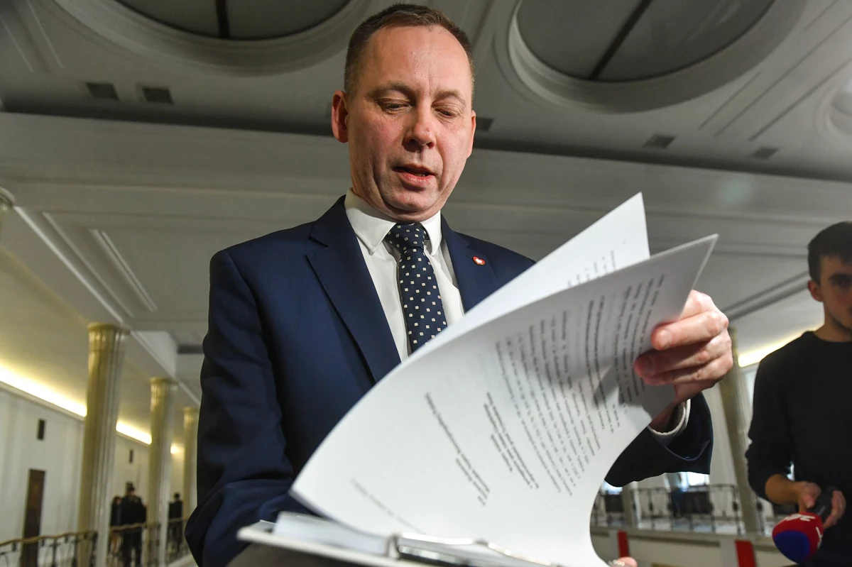 Prawdopodobnie tak właśnie skończy się spór o zastrzeżenia, jakie do treści złożonego przez posłów koalicji wniosku zgłosiły służby prawne marszałka Sejmu. Poproszona o opinię w tej sprawie komisja odpowiedzialności konstytucyjnej zbierze się dopiero po długiej majówce, a poprawienie wniosku może przeciągnąć początek jego rozpatrywania od miesiąca nawet do lipca. 