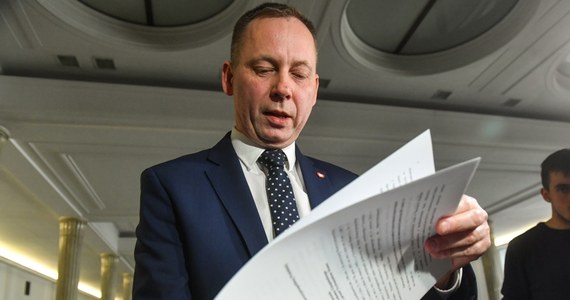 Prawdopodobnie tak właśnie skończy się spór o zastrzeżenia, jakie do treści złożonego przez posłów koalicji wniosku zgłosiły służby prawne marszałka Sejmu. Poproszona o opinię w tej sprawie komisja odpowiedzialności konstytucyjnej zbierze się dopiero po długiej majówce, a poprawienie wniosku może przeciągnąć początek jego rozpatrywania od miesiąca nawet do lipca. 