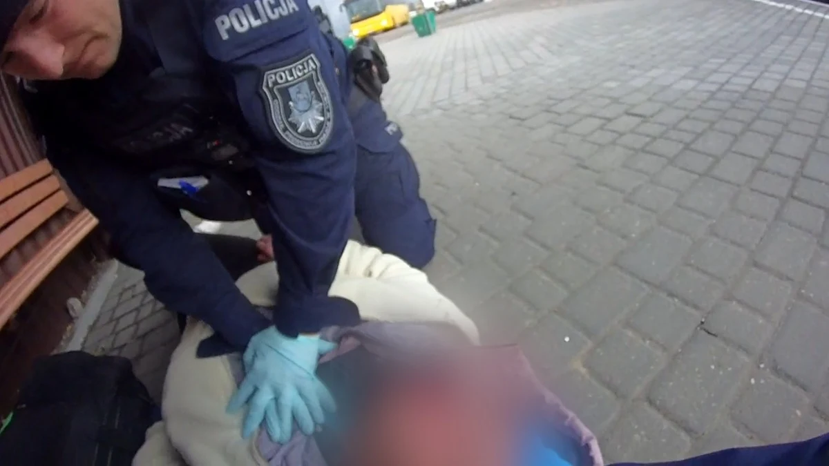 Policjanci uratowali życie 39-latki, która bez oznak życia leżała na ławce w pobliżu starego dworca PKS w Lublinie. Mijający ją wcześniej przechodnie nie reagowali.     