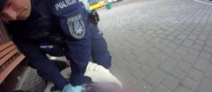 Policjanci uratowali życie 39-latki, która bez oznak życia leżała na ławce w pobliżu starego dworca PKS w Lublinie. Mijający ją wcześniej przechodnie nie reagowali.     