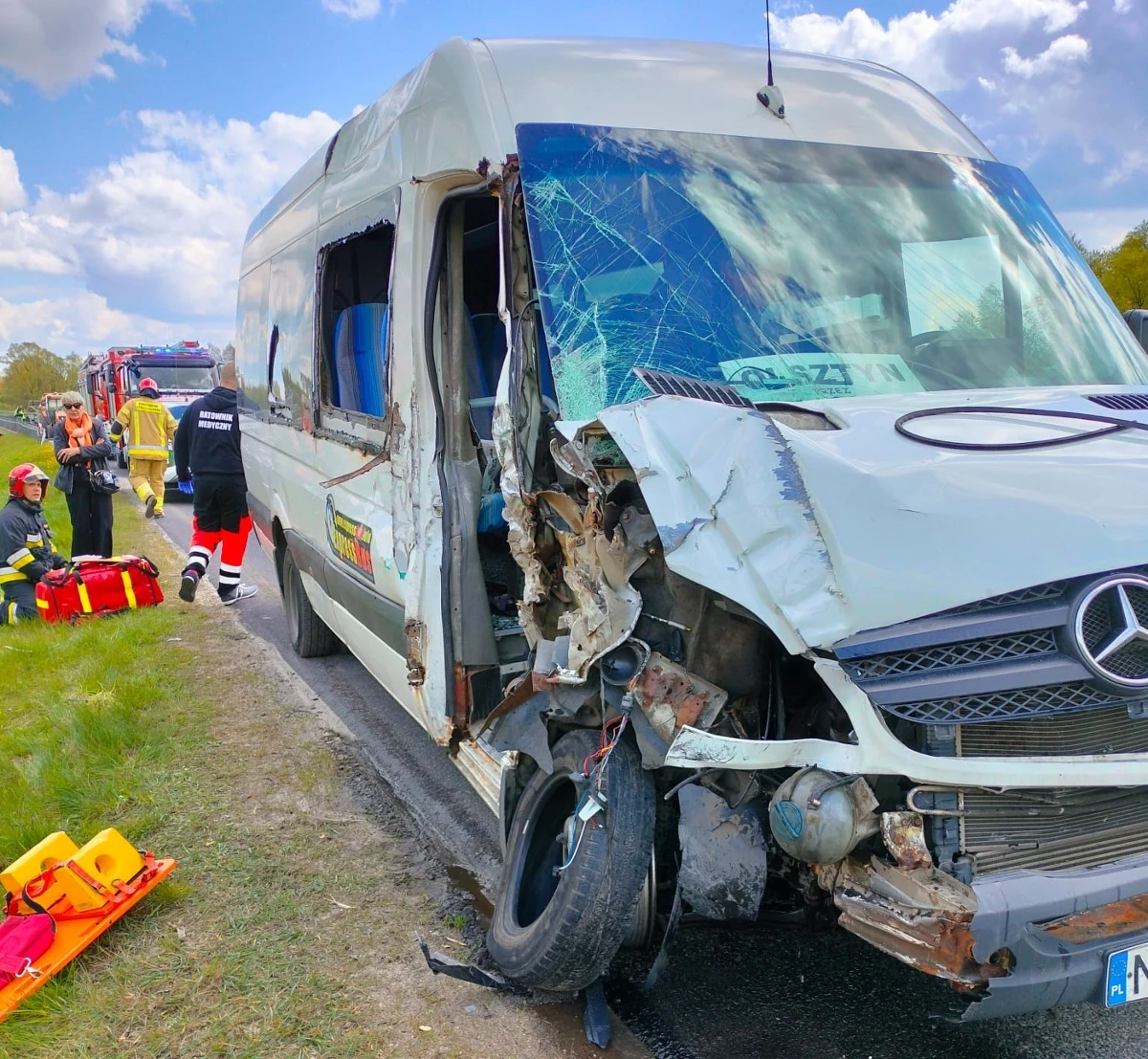 Do poważnego wypadku doszło na drodze krajowej nr 16 w Warmińsko-Mazurskiem. Według wstępnych informacji, 11 osób zostało poszkodowanych w zderzeniu busa z drogową przyczepką sygnalizacyjną.