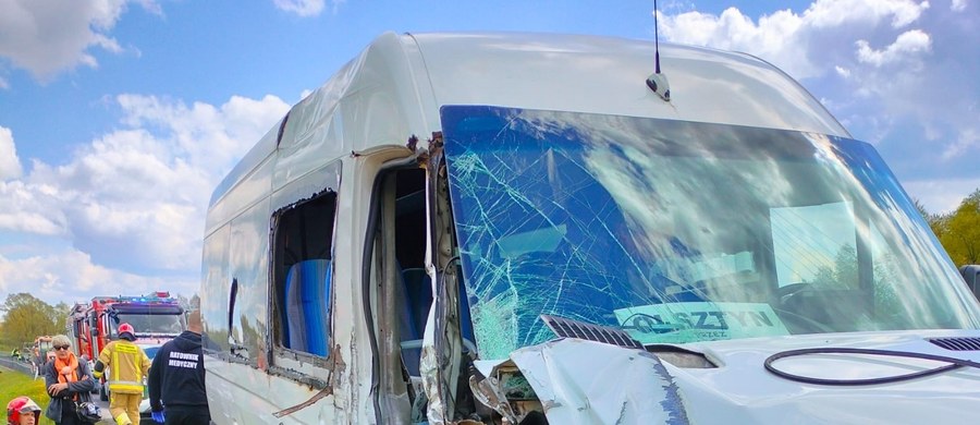 Do poważnego wypadku doszło na drodze krajowej nr 16 w Warmińsko-Mazurskiem. Według wstępnych informacji, 11 osób zostało poszkodowanych w zderzeniu busa z drogową przyczepką sygnalizacyjną.