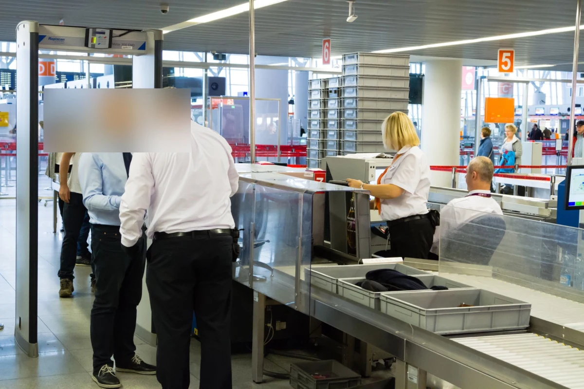 Mam w bagażu jakąś bombę i narkotyki – taką wypowiedzią 54-letnia mieszkanka Warszawy udaremniła sobie podróż samolotem do Egiptu. Dodatkowo dostała mandat w wysokości 500 zł.