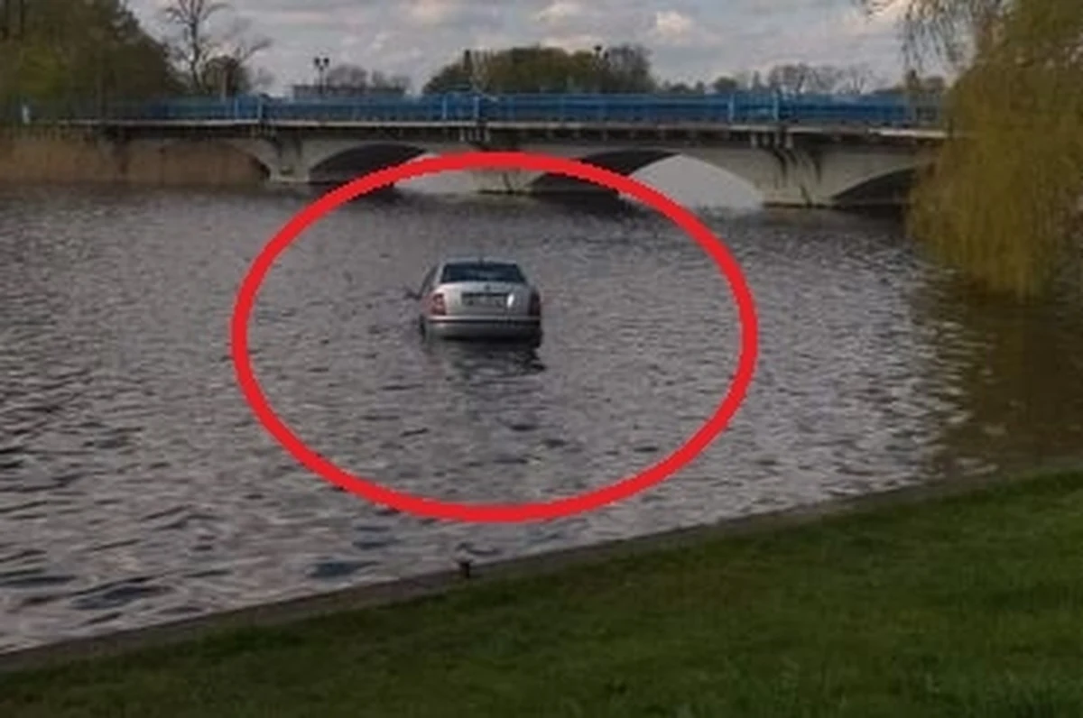 Do Jeziora Ełckiego stoczył się samochód. Z wody musieli wyciągać go strażacy. 
