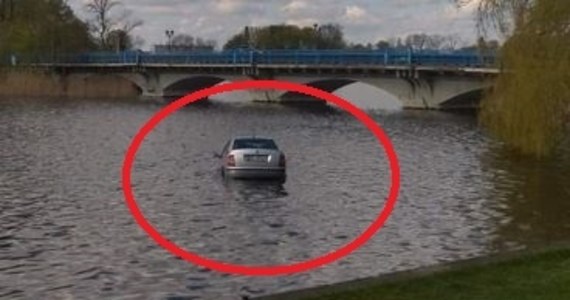 Do Jeziora Ełckiego stoczył się samochód. Z wody musieli wyciągać go strażacy. 