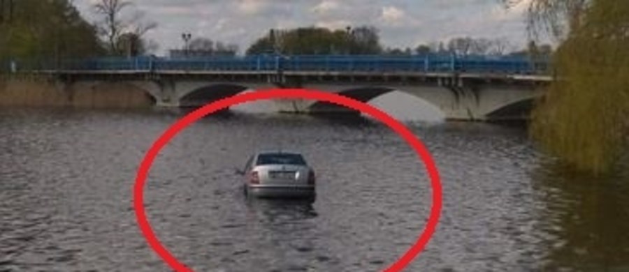 Do Jeziora Ełckiego stoczył się samochód. Z wody musieli wyciągać go strażacy. 