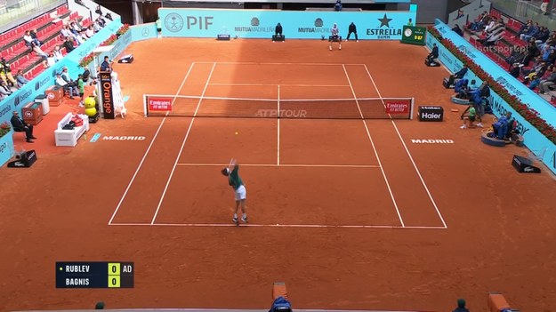 W załączonym materiale wideo skrót meczu Andriej Rublow - Facundo Bagnis, rozegranego w ramach turnieju ATP w Madrycie.

