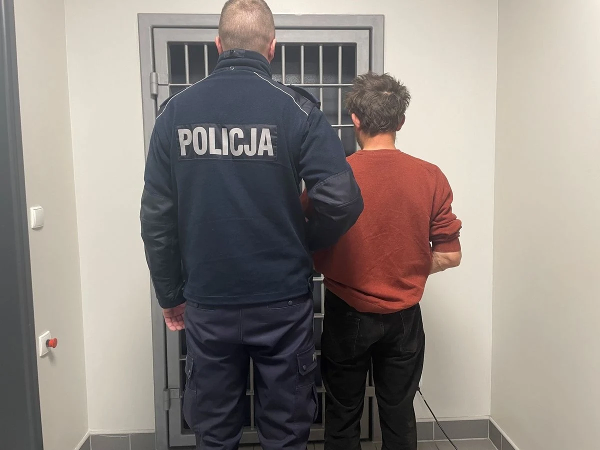 Niecodzienny widok zastała po powrocie do domu mieszkanka gminy Poddębice. Drzwi były otwarte, a  ze środka dobiegało chrapanie. W łóżku  spał mężczyzna, który po włamaniu zrobił sobie posiłek, zjadł i zmorzył go sen. Zajęli się nim policjanci.