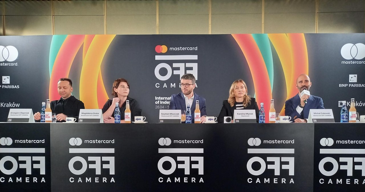 "187 seansów, 280 wydarzeń specjalnych, 93 filmy, 10 dni" - tak 17. edycję Międzynarodowego Festiwalu Kina Niezależnego Mastercard OFF CAMERA zapowiedział dyrektor imprezy, Szymon Miszczak, podczas konferencji prasowej, która odbyła się dzisiaj w Krakowie. Co czeka widzów podczas tych 10 dni?