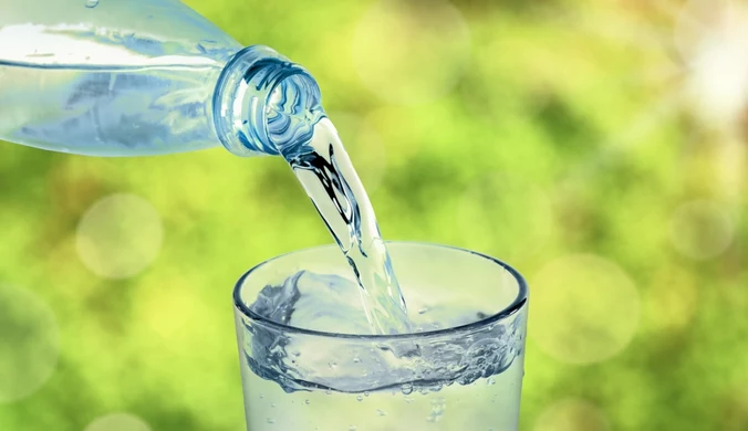 Bakteria w słynnej wodzie pitnej. Musieli zniszczyć miliony butelek