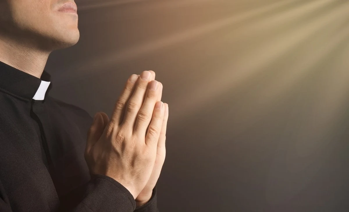 Ksiądz, w którego mieszkaniu znaleziono martwego młodego mężczyznę, znajdował się pod wpływem mefedronu - przekazali śledczy po zapoznaniu się z wynikami badania toksykologicznego. Przy duchownym znaleziono 3,55 grama zakazanej substancji.