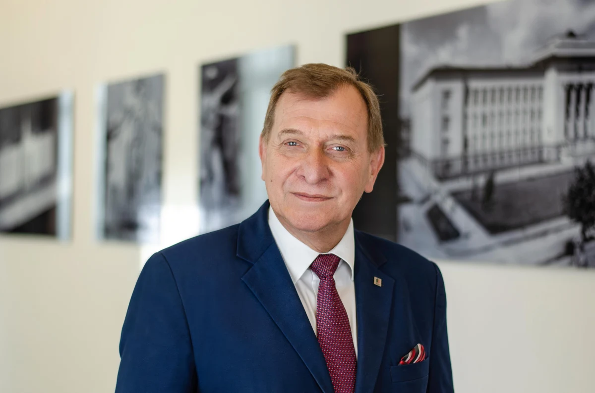 Prof. Jerzy Lis został w piątek ponownie wybrany na stanowisko rektora Akademii Górniczo-Hutniczej w Krakowie. W swojej drugiej kadencji na lata 2024-2028 za główny cel stawia sobie dostarczanie absolwentom "kluczowych kompetencji przyszłości".