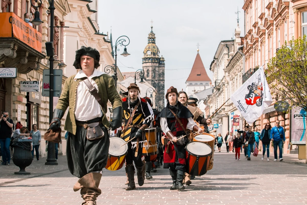 Majówka to idealna pora na krótki wypad do sąsiedniego kraju. W zasięgu kilkugodzinnej podróży samochodem, autobusem lub pociągiem są miejsca, które w tym okresie przyciągają turystów różnymi wydarzeniami.