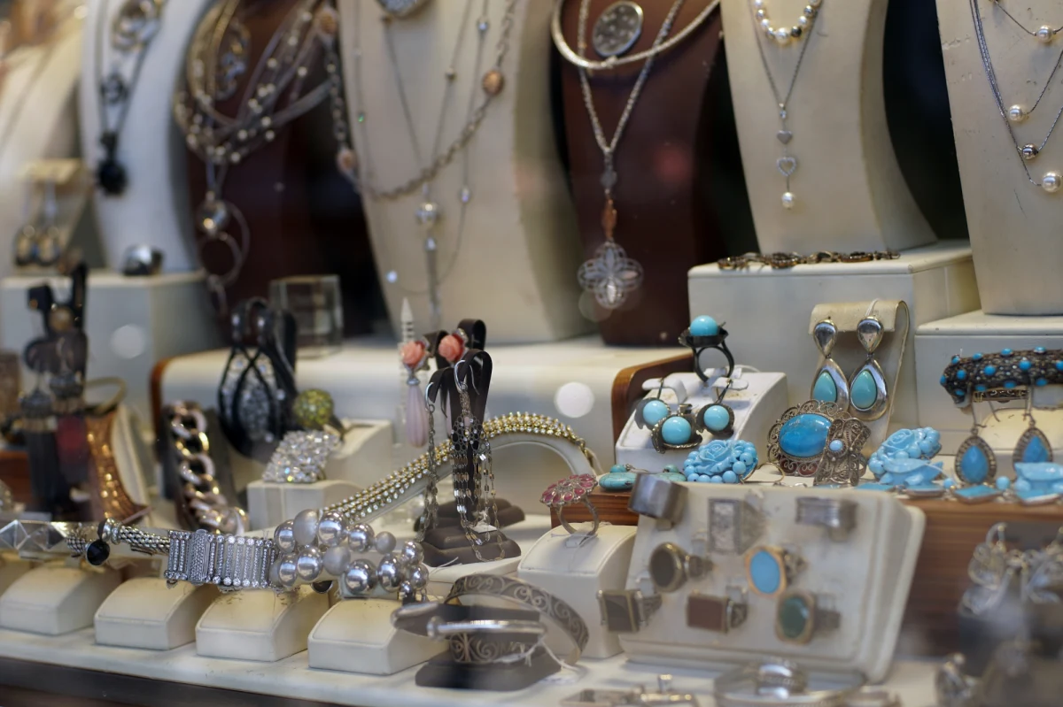 Policjanci z Limanowej zatrzymali 29-letniego nowosądeczanina podejrzanego o włamanie do jubilera w Gorlicach i o przygotowania do kradzieży biżuterii z dwóch innych sklepów.  

