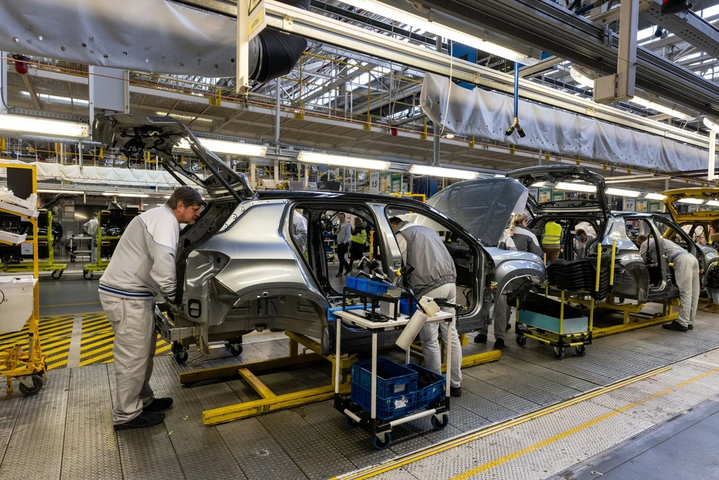 Linia produkcyjna w fabryce samochodów. Zdjęcie ilustracyjne