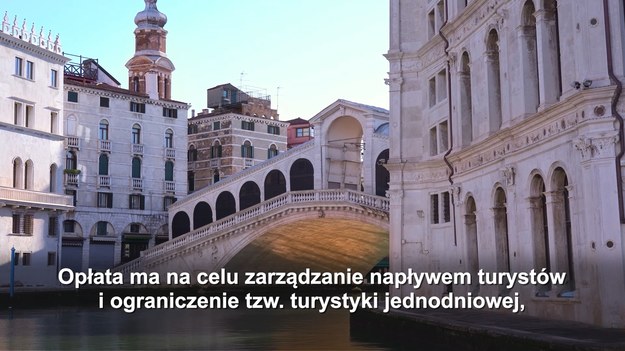 Władze Wenecji wprowadziły opłatę w wysokości 5 euro od turystów, którzy w trakcie jednodniowych wycieczek odwiedzają historyczne centrum miasta.
Opłata ma na celu zarządzanie napływem turystów i ograniczenie tzw. turystyki jednodniowej, która osiąga szczyt w sezonie letnim. System rezerwacji i opłat został uruchomiony na wielojęzycznej platformie internetowej.