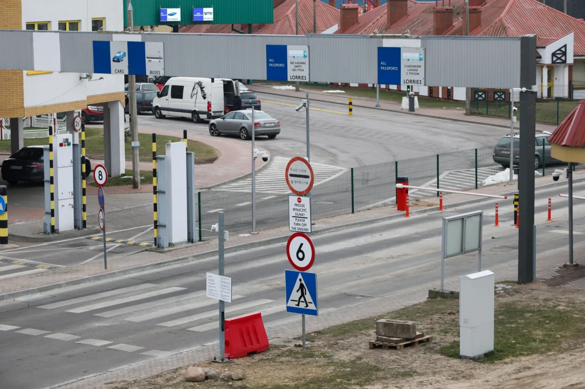 To, że przejścia są zamknięte tylko w Podlaskiem, a w Lubelskiem nie, jest nieuczciwe wobec podlaskich przedsiębiorców - stwierdził wicemarszałek Senatu Maciej Żywno (Polska 2050). Zapowiedział, że wystąpi do MSWiA, by ministerstwo rozważyło, czy przywrócić ruch na choćby jednym podlaskim przejściu granicznym z Białorusią.