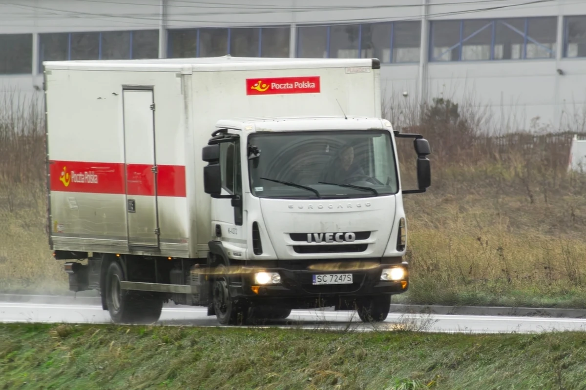 Liczba pracowników Poczty Polskiej do końca roku ma zmniejszyć się o około 5 tys. etatów - zapowiedział w Sejmie wiceminister aktywów państwowych Jacek Bartmiński. Jak wyjaśnił wiceszef resortu, "ma to nastąpić w wyniku naturalnej fluktuacji kadr". Obecnie pocztowców jest ponad 66 tysięcy.