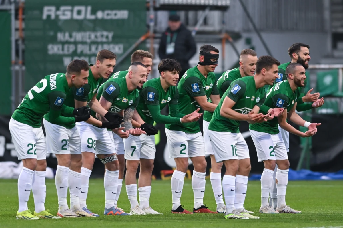 ​Piłkarze Warty Poznań w kolejnym sezonie ekstraklasy mają grać nie w Grodzisku Wielkopolskim, ale na Enea Stadionie, na którym obecnie występuje Lech. Zgłoszenie tego obiektu było wymogiem uzyskania licencji na dalszą grę w najwyższej klasie rozgrywkowej.