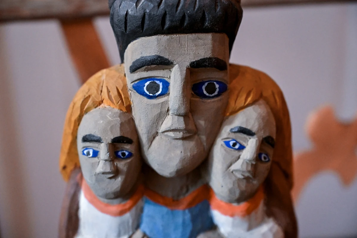 "Zegadłowe kołki w płocie - niezwykły świat rzeźb rodziny Zegadłów" - to nazwa wystawy otwartej w piątek w Dworku Laszczyków w Kielcach.