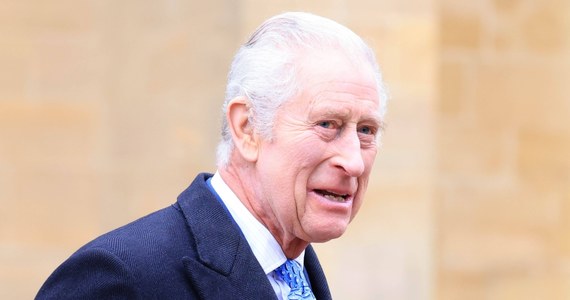 Król Karol III wróci do swoich publicznych obowiązków w przyszłym tygodniu po okresie leczenia w związku z nowotworem - przekazał Pałac Buckingham w mediach społecznościowych. Jak dodano, "król i królowa w najbliższy wtorek odwiedzą centrum leczenia onkologicznego".