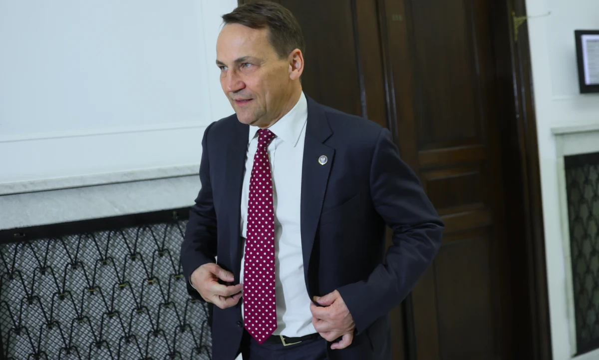 Prezydentowi Andrzejowi Dudzie było już powiedziane na najwyższych szczeblach - nie polskich, żeby o tym nie mówić i że nie ma na to na razie szans - mówił w Polsat News szef MSZ Radosław Sikorski pytany, czy jest przeciwny koncepcji rozszerzenia programu Nuclear Sharing o Polskę.