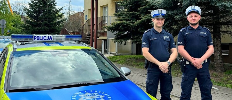 Żyrardowscy policjanci eskortowali auto z 4-letnią dziewczynką, która jechała na przeszczep nerki. Radiowóz pomógł szybko dojechać małej pacjentce prosto pod drzwi szpitala w Warszawie.