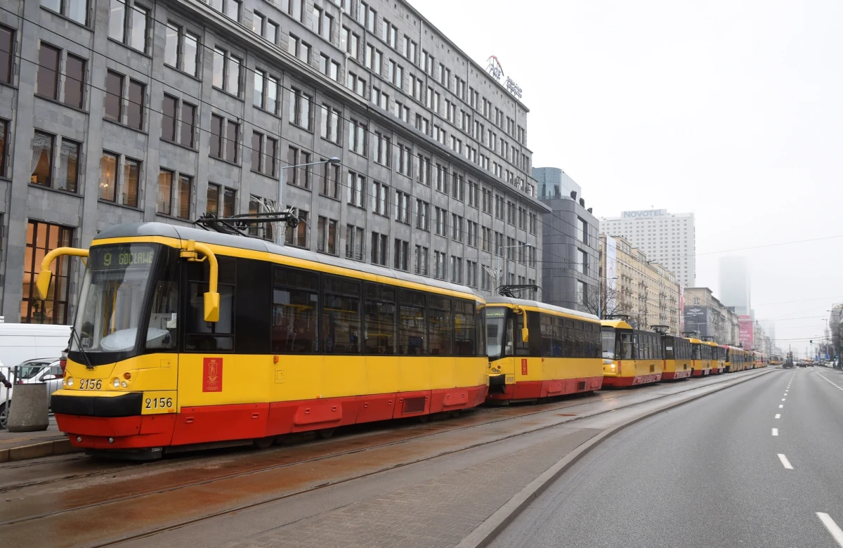 "Konieczna jest naprawa torowiska w jednym z najbardziej uczęszczanych skrzyżowań tramwajowych, na Rondzie Czterdziestolatka"- poinformowały Tramwaje Warszawskie. Prace będą trwały  w sobotę i niedzielę, 27-28 kwietnia. To oznacza zmiany w kursowaniu tramwajów - składy nie będą jeździły fragmentem Alej Jerozolimskich.

