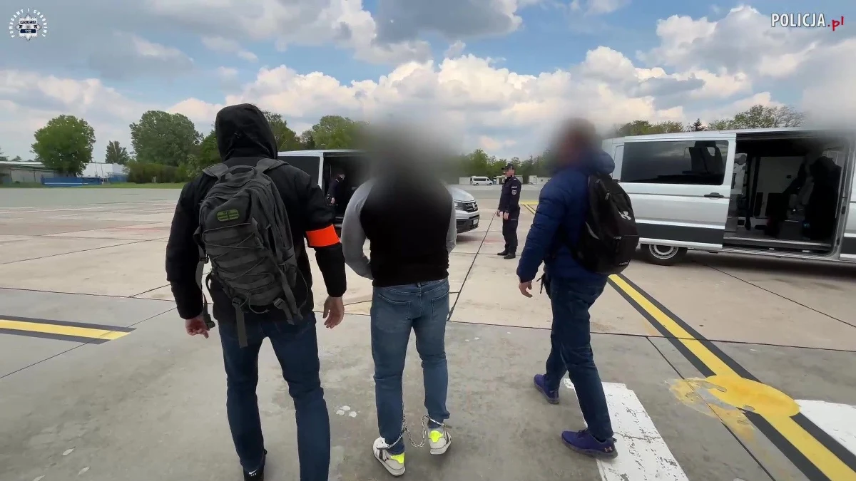 Rafał P., który był poszukiwany za podwójne zabójstwo w Będzinie, został sprowadzony do Polski. Mężczyzna ukrywał się na terenie Niderlandów, gdzie został wytropiony i zatrzymany przez holenderski zespół wyspecjalizowany w zatrzymywaniu najbardziej niebezpiecznych przestępców.