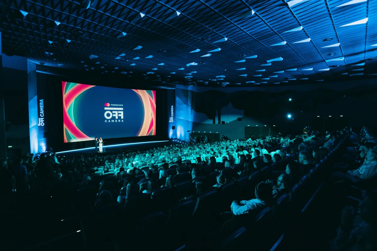 Wybiła godzina kolejnego Międzynarodowego Festiwalu Kina Niezależnego Mastercard OFF CAMERA! To już 17. edycja, na którą do Krakowa przyjechali twórcy filmowi z całej Europy i świata. W Kinie Kijów w piątek tradycyjnie rozpoczęła ją Gala Otwarcia. A co na niej było?