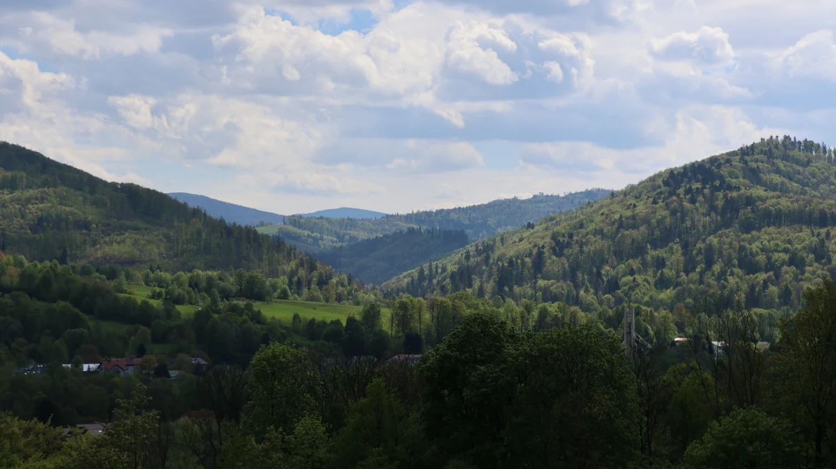 Jedni ograniczają się do krótkich wędrówek, np. parkowymi alejkami wzdłuż Wisły. Są tacy, którzy np. wjeżdżają kolejką na pobliską Czantorię i schodzą szlakiem. Ale są i tacy, którzy planują nieco dłuższą podróż. Pogoda w Beskidach sprzyja turystyce.