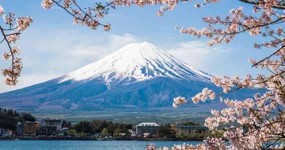 Władze miasta Fujikawaguchiko zirytowani zachowaniem turystów, zdecydowali się na radykalny krok. Wulkan Fudżi, święta góra Japończyków zostanie zasłonięta specjalnym ekranem. W najbardziej popularnym miejscu do fotografowania.