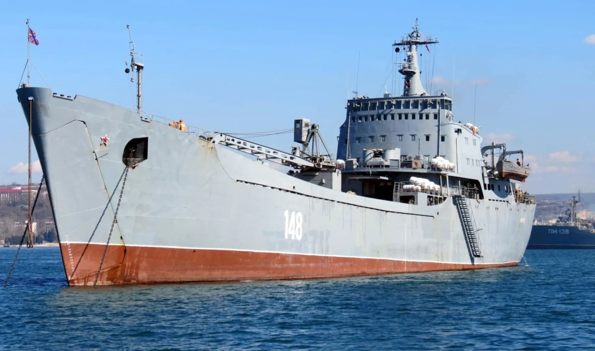 Drwiąc z sankcji i śmiejąc się w twarz krajom wspierającym Ukrainę, Rosjanie wykorzystują flotę-widmo do transportu ropy naftowej i broni. Szlak morski, którym regularnie pływa kilka rosyjskich statków przebiega wzdłuż wybrzeży Unii Europejskiej.