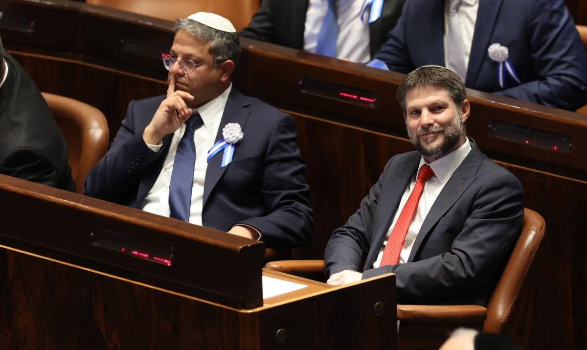 Wrze na szczycie izraelskich władz. Becalel Smotricz i Itamar Ben Gwir, dwaj skrajnie prawicowi szefowie resortów finansów i bezpieczeństwa narodowego, zagrozili Benjaminowi Netanjahu, że jeśli odwoła ofensywę na Rafah, to doprowadzą do upadku rządu.