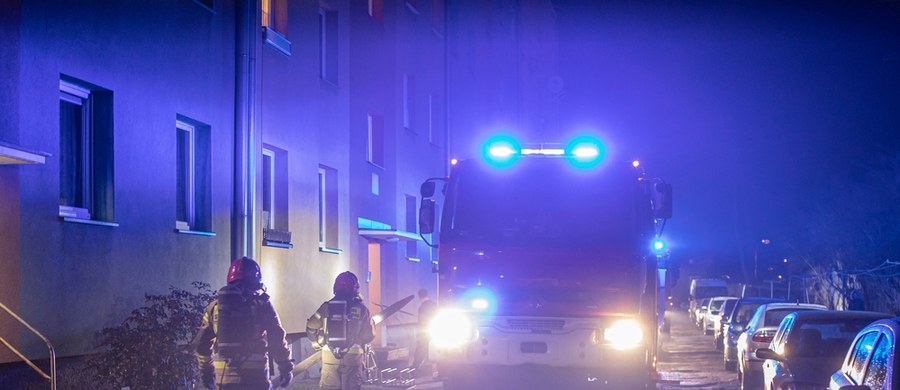 Tragedia w Koszalinie. W sobotę przed północną doszło tam do pożaru, w którym zginął 37-letni mężczyzna. Starszy o 6 lat właściciel mieszkania został zatrzymany przez policję.