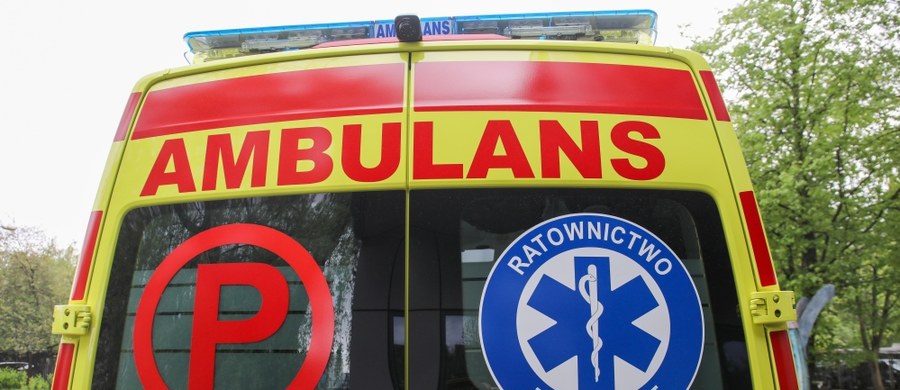 ​Z powodu poważnych obrażeń, w szpitalu zmarł 9-letni chłopiec potrącony przez samochód osobowy w Wałbrzychu. Policja prowadzi śledztwo w tej sprawie. Wstępne ustalenia świadczą o tym, że dziecko wtargnęło na jezdnię.