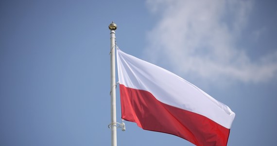 2 maja obchodzimy Dzień Flagi Rzeczypospolitej Polskiej. Tego dnia ulice w Polsce są przystojonone biało-czerwonymi barwami. Dlaczego właśnie te kolory? Co oznaczają? O czym musimy pamiętać, wywieszając polską flagę? Jaka jest historia Biało-czerwonej?