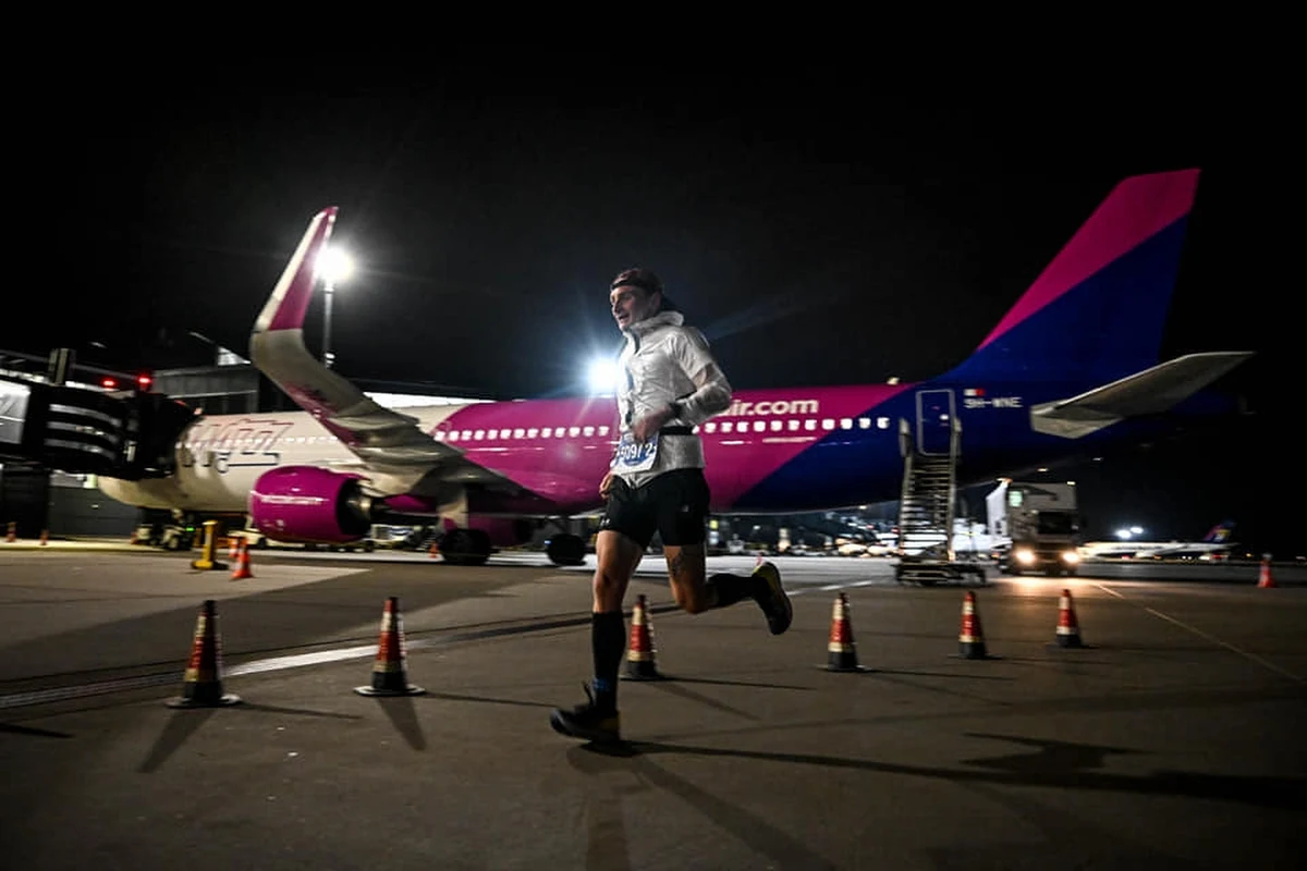 Za nami III edycja Nocnego Duathlonu, którego gospodarzem był Port Lotniczy im. Lecha Wałęsy w Gdańsku. Zawodnicy rywalizowali, biegając i jeżdżąc na rowerach bezpośrednio po pasie startowym i lotniskowej drodze kołowania.