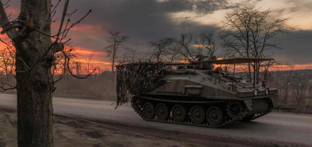 Sytuacja Ukrainy pogarsza się z dnia na dzień. Wojska Kijowa w napięciu czekają na napływ pomocy z Zachodu, a Rosjanie robią, to co potrafią najlepiej - atakują masą. W obliczu ukraińskich braków w amunicji artyleryjskiej, te ataki przynoszą efekt. Pojawiły się informacje o istotnym wyłomie w ukraińskiej obronie i o tym, że kontrolowane przez Kijów południe i zachód obwodu donieckiego są zagrożone.