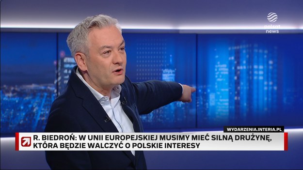 Robert Biedroń z Nowej Lewicy na pytanie, dlaczego politycy chcą kandydować do Parlamentu Europejskiego, odpowiedział, iż zasiadanie tam wiąże się z "ogromną władzą". - Unia Europejska jest drugą na świecie demokracją, jeśli chodzi o populację. To, jaką pan wodę pije, z jakiego telefonu korzysta, czy będzie jedna, czy wiele ładowarek, jakim powietrzem będziemy oddychali - o tym wszystkim decyduje UE. Trzeba tam być i walczyć o Polskę - rozwinął. Skomentował też fakt, że wśród kandydatów do PE jest kilku ministrów z KO oraz Trzeciej Drogi. - Lewica nie wystawia w tych wyborach żadnego ministra (...). Wysyłamy wiceministrę (Joannę Scheuring-Wielgus - red.), ale uważam, że nie powinniśmy traktować Unii Europejskiej po macoszemu, tak jak traktuje ją Jarosław Kaczyński - dlatego siedzi w narożniku Europy - ocenił. Współprzewodniczący Nowej Lewicy stwierdził, że unijne komisje zajmują się sprawami, "które są fundamentalne i Polska nie jest często w stanie wziąć na siebie tego ciężaru odpowiedzialności". - Podejmować decyzji na taką skalę, która będzie miała wpływ nie tylko na Polskę i Europę, ale też na cały świat. Dlatego to jest ważne, kto tam będzie. Dlaczego tym bardziej ubolewam, że Kaczyński próbuje wysyłać tam ludzi za pomocą złotych spadochronów, którzy będą unikali odpowiedzialności karnej - uzupełnił. W jego ocenie kandydaci Lewicy różnią się od kandydatów PiS-u tym, że "znają języki, Europę i wiedzą, że trzeba siedzieć przy stole i negocjować ważne sprawy dla Polski. - A Kaczyński ze swoimi posłami będzie siedział tutaj w rogu i będzie się temu tylko i wyłącznie przyglądał - przewidywał.