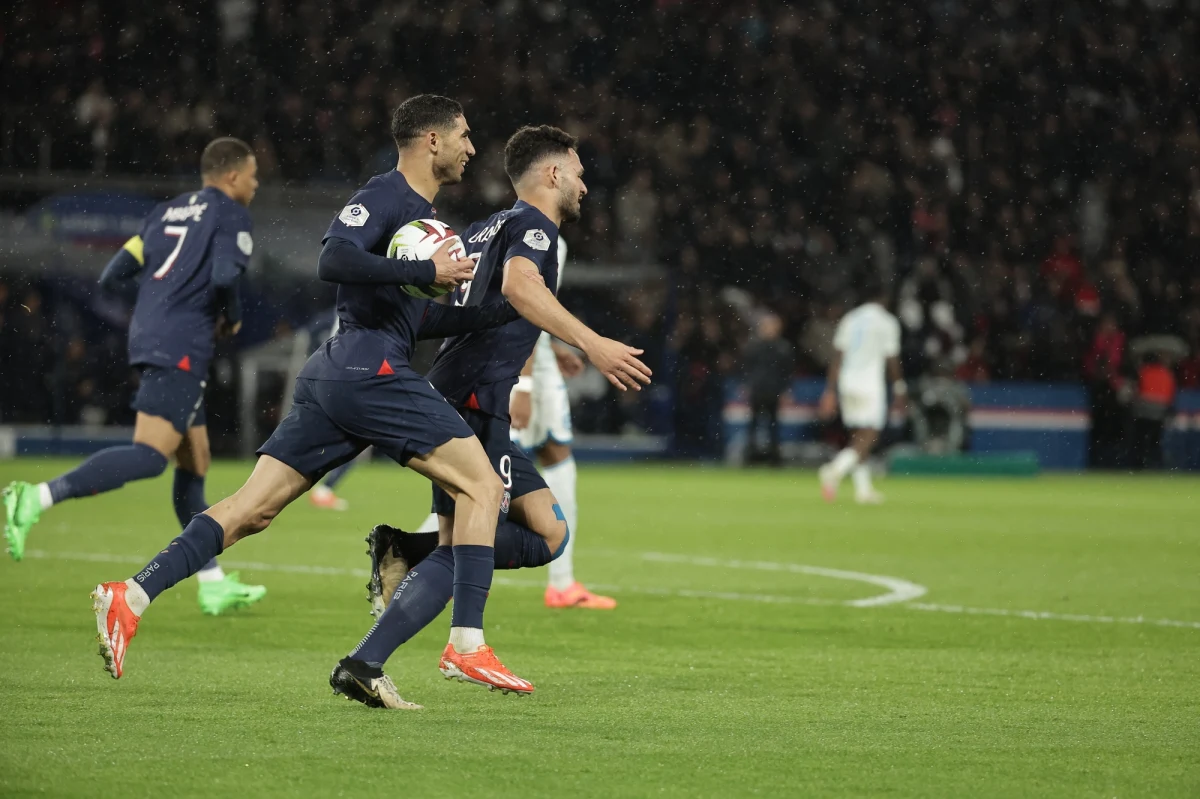Piłkarze Paris Saint-Germain na trzy kolejki przed końcem rozgrywek ekstraklasy zapewnili sobie 12. w historii klubu i trzecie z rzędu mistrzostwo Francji po tym, jak Olympique Lyon wygrał 3:2 z AS Monaco.