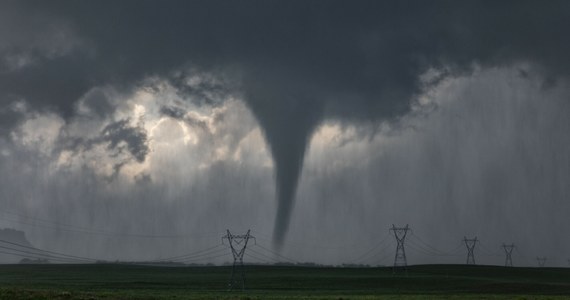 Co najmniej cztery ofiary śmiertelne, w tym niemowlę, ​zrównane z ziemią budynki i tysiące osób bez prądu - to krajobraz, jaki zostawiły po sobie tornada, które w weekend przeszły przez Stany Zjednoczone. W niedzielę najbardziej dotknięta została Oklahoma, gdzie rannych zostało ok. 100 osób.