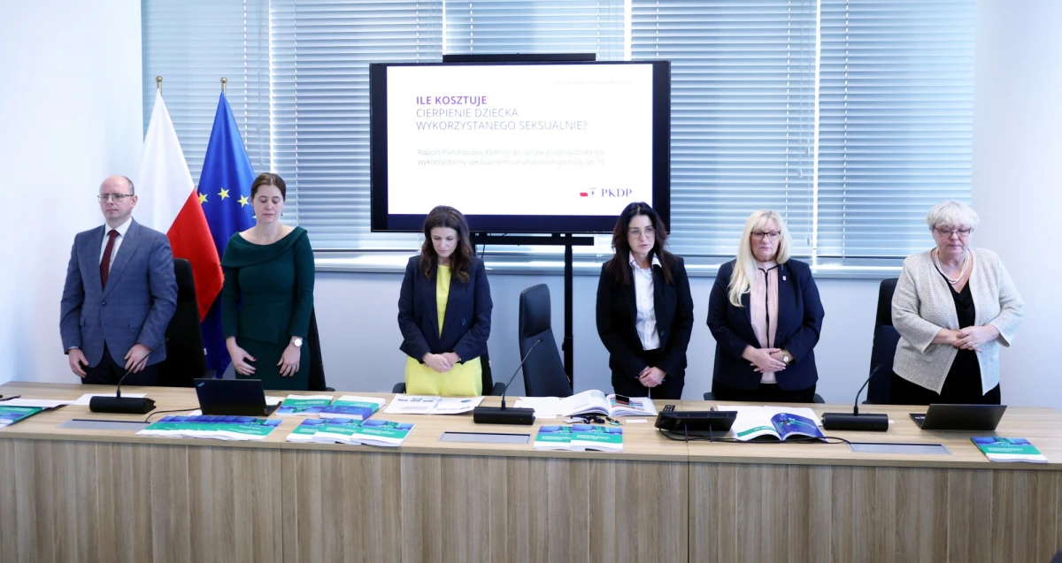 Marszałek Sejmu jest za odwołaniem dwóch członkiń Państwowej Komisji do spraw Pedofilii - Barbary Chrobak i Hanny Elżanowskiej. W ten sposób Szymon Hołownia zareagował na wniosek przewodniczącej tej instytucji, Karoliny Bućko, która chce dymisji, argumentując to między innymi podejrzeniami o mobbing oraz nieuprawnione korzystanie ze środków publicznych.