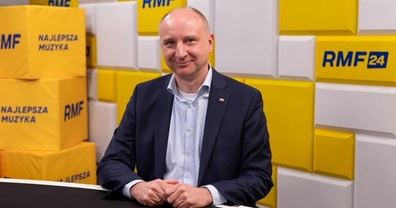 "Czekam na oficjalne informacje, że lista zostanie zarejestrowana i będę miał zaszczyt walczyć o głosy w Wielkopolsce" - powiedział w Porannej rozmowie w RMF FM Wojciech Kolarski. Prezydencki minister powiedział, że jego kandydatura do PE to pomysł prezydenta. "Uważam, że przedstawiciel Polski w PE (…) musi przede wszystkim dbać o sprawy Polski w UE" - przyznał polityk. Wojciech Kolarski był pytany również o nasz udział w programie Nuclear Sharing. "To jest pytanie o nasze bezpieczeństwo. Czy to zwiększa nasze bezpieczeństwo, czy nie? Oczywiście, że zwiększa" - stwierdził gość RMF FM.