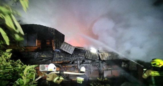 Strażacy ugasili pożar, który nocą wybuchł w drewniano-murowanym hotelu w Łodynie w pow. bieszczadzkim na Podkarpaciu. W pogorzelisku znalezione zostało zwęglone ciało. 