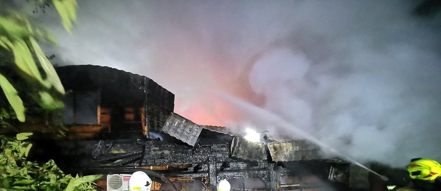 Strażacy ugasili pożar, który nocą wybuchł w drewniano-murowanym hotelu w Łodynie w pow. bieszczadzkim na Podkarpaciu. W pogorzelisku znalezione zostało zwęglone ciało. 