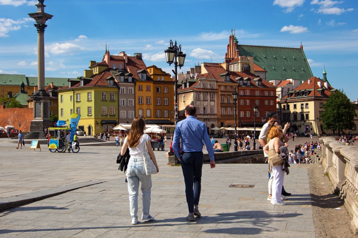 Pod koniec 2023 r. liczba ludności Polski wyniosła 37 mln 637 tys., czyli o niespełna 130 tys. mniej niż w 2022 r. - wynika z raportu Głównego Urzędu Statystycznego. Zarejestrowano ponad 272 tys. urodzeń żywych. To najniższa liczba urodzeń odnotowana w całym okresie powojennym.