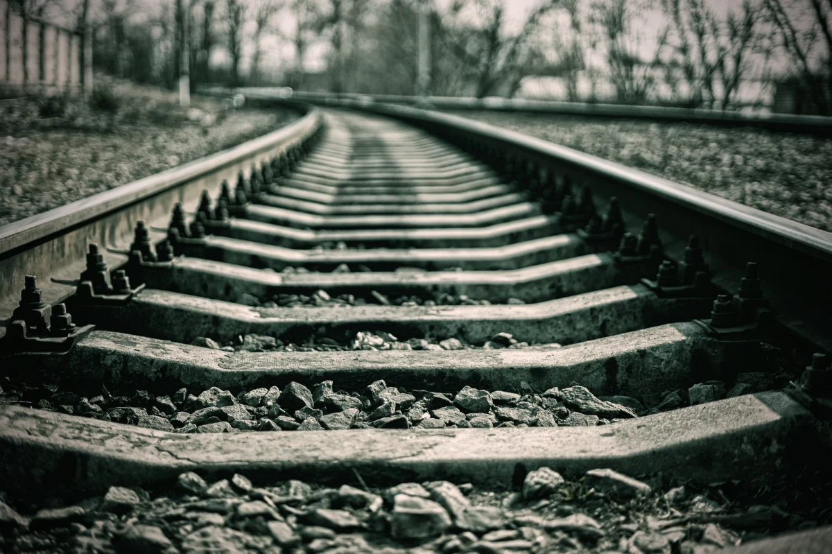 Do wypadku doszło w niedzielę około godz. 22 w podrzeszowskiej Trzcianie (gm. Świlcza). Policjanci wyjaśniają okoliczności tragedii.